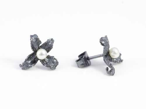 Silver stud earrings Pearl Blossom dark