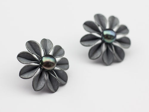 Pearl Earrings Dark Bloom